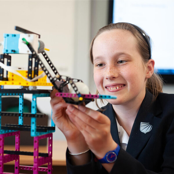 Bild zu Stonar School