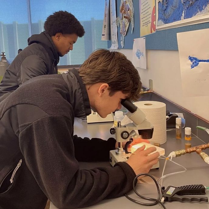 Schüler im Eliteinternat am Mikroskop