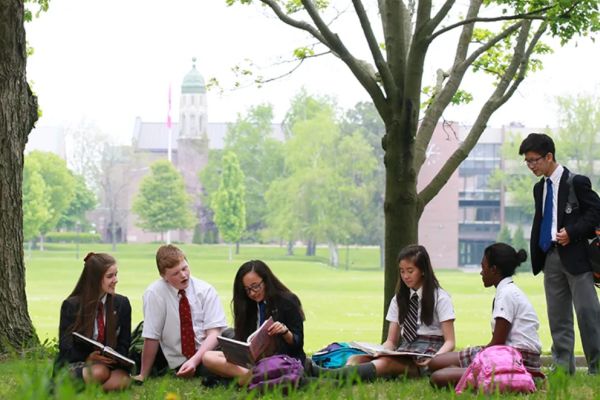 Schüler im Internat in Kanada im Frühling